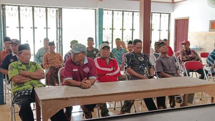 Kepala Desa Jajar Memberikan Penghargaan Kepada Ketua RT, RW dan Modin Kematian
